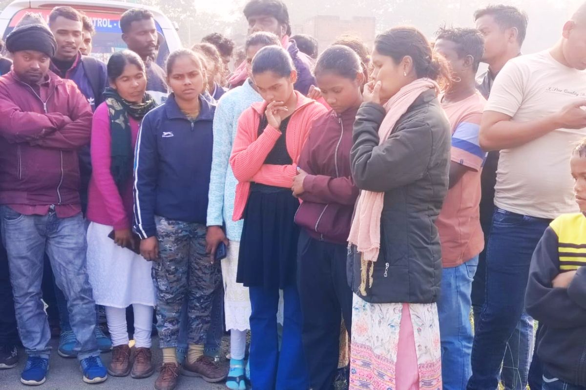 पोटका में ड्यूटी जा रही महिला चौकीदार की गला रेतकर हत्या करने के बाद हमलावर ने लगायी फांसी 1 Murder In Potka East Singhbhum Jharkhand Crime News