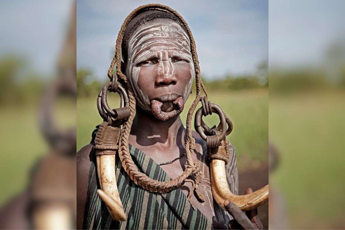 अपने सिर पर हड्डियों की माला भी पहनते हैं मुर्सी. 