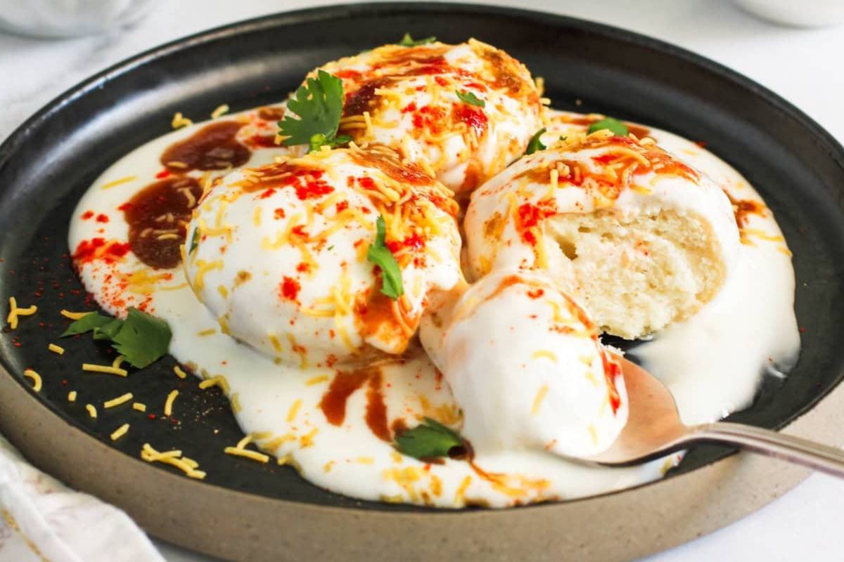 न्यू ईयर पार्टी के लिए Delhi Style Dahi Bhalla – ऐसा स्वाद कि मेहमान उंगलियां चाटते रह जाएं 1 Delhi Style Dahi Bhalla New Year Special