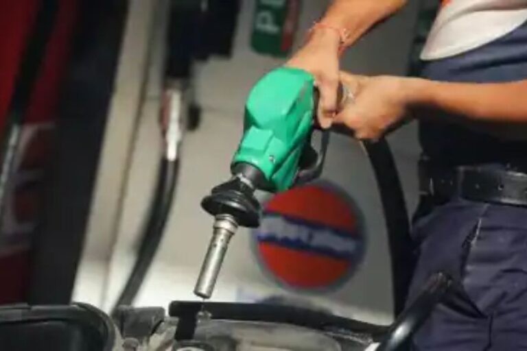 Petrol Diesel Price Today: आसमान छू रहीं पेट्रोल-डीजल की प्राइस, देखें आपके शहर में क्या है नया भाव