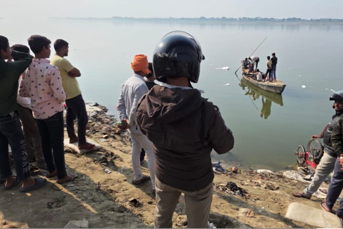 Buxar: 5 साल के बेटे को गोद में लेकर गंगा में कूदी महिला, मछुआरों ने बचाया