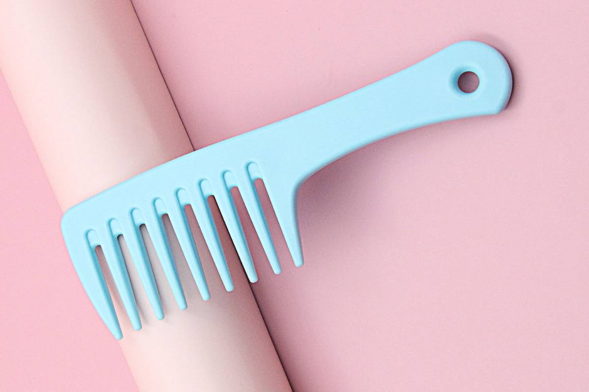 Wooden Comb Vs Plastic Comb: बालों के लिए कौन सी कंघी है ज़्यादा फायदेमंद? कहीं प्लास्टिक वाली कंघी तो नहीं पहुंचा रही नुकसान 2 Plastic Comb Side Effects