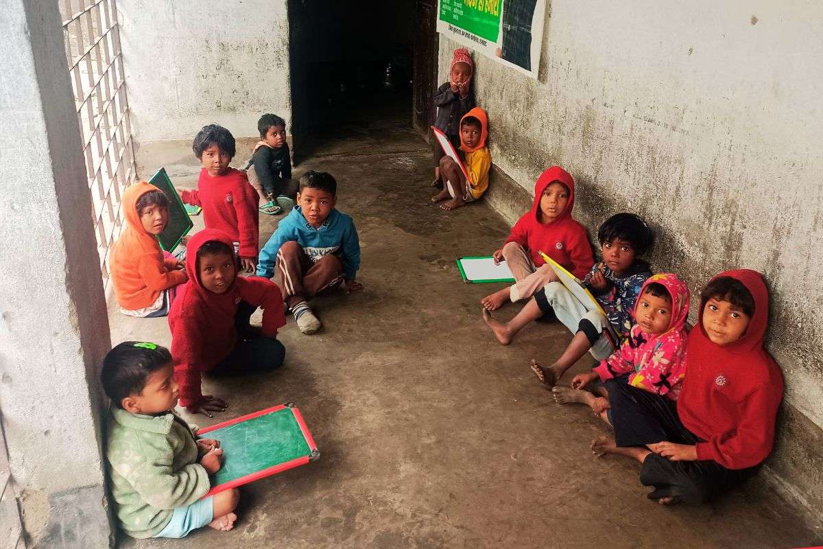 Prabhat Khabar Ground Report dhanbad me Aganwadi Kendra Ka Haal Jharkhand