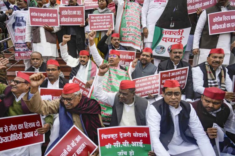 UP Assembly : कोडीन कफ सिरप घोटाले का पोस्टर लेकर पहुंचे सपा नेता, देखें वीडियो