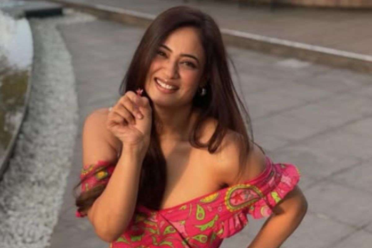 Shweta Tiwari Glamorous Photos: 45 की उम्र में श्वेता तिवारी ने ढाया ऑफ-शोल्डर ड्रेस में कहर, संस्कारी बहु से बनी ग्लैमरस डीवा, फैंस बोले- संतूर मम्मी 1 Shweta Tiwari