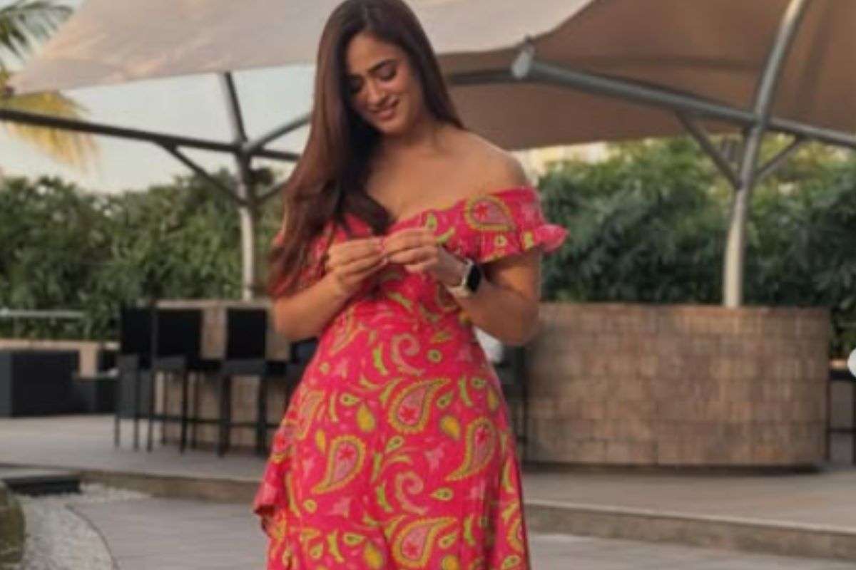 Shweta Tiwari Glamorous Photos: 45 की उम्र में श्वेता तिवारी ने ढाया ऑफ-शोल्डर ड्रेस में कहर, संस्कारी बहु से बनी ग्लैमरस डीवा, फैंस बोले- संतूर मम्मी 4 Shweta Tiwari Photos