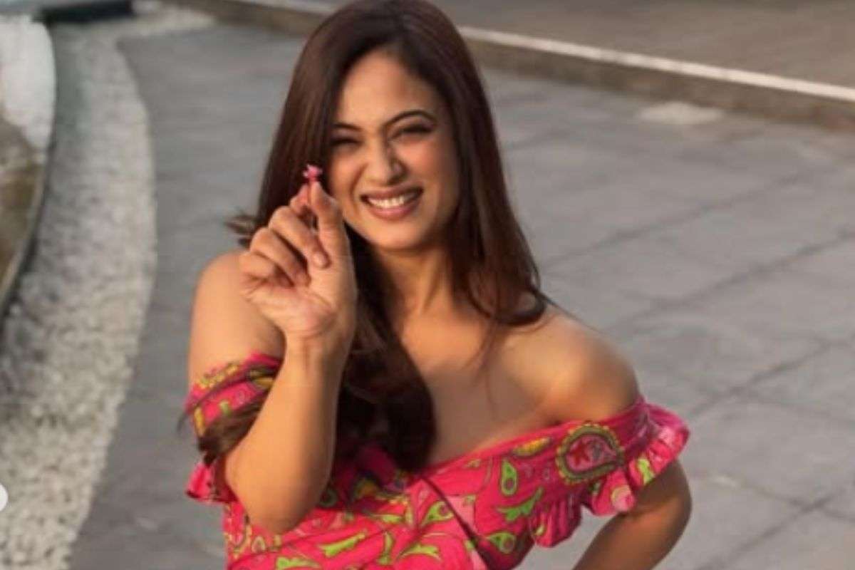 Shweta Tiwari Glamorous Photos: 45 की उम्र में श्वेता तिवारी ने ढाया ऑफ-शोल्डर ड्रेस में कहर, संस्कारी बहु से बनी ग्लैमरस डीवा, फैंस बोले- संतूर मम्मी 5 Shweta Tiwari Pictures 1