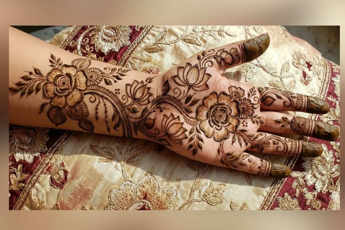 Small Mehndi Design: मिनटों में पाएं खूबसूरत लुक, ट्राई करें कम समय में लगने वाले स्मॉल मेहंदी डिजाइन 2 Flower Mehndi Design