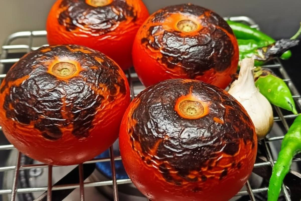 Grilled Tomato Chutney Recipe: तंदूरी स्वाद से भरपूर ये चटनी मुंह में जाते ही घुल जाएगी - जरूर ट्राइ करें 1 Grilled Tomato Images