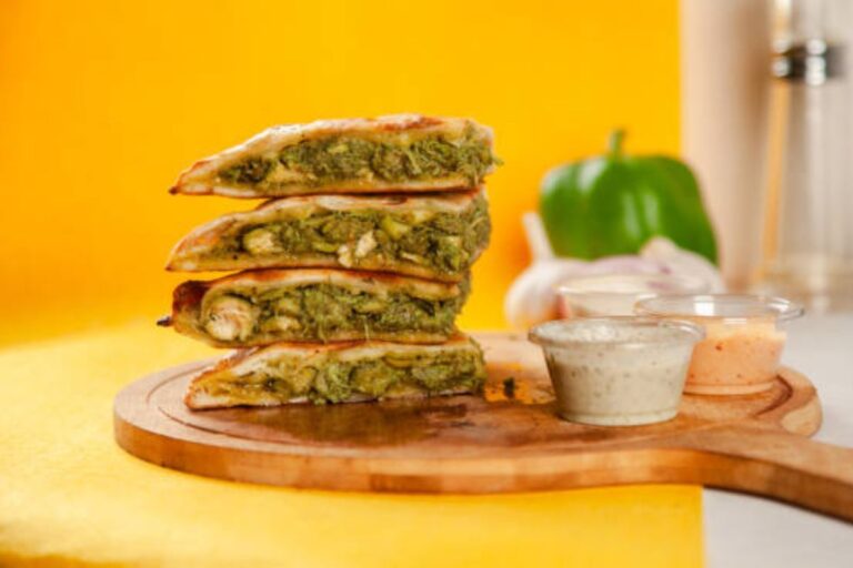 Paratha Pizza Recipe: ब्रेकफास्ट करने में बच्चे करते हैं आनाकानी, तो घर पर बनाएं सुपर हेल्दी पराठा पिज्जा