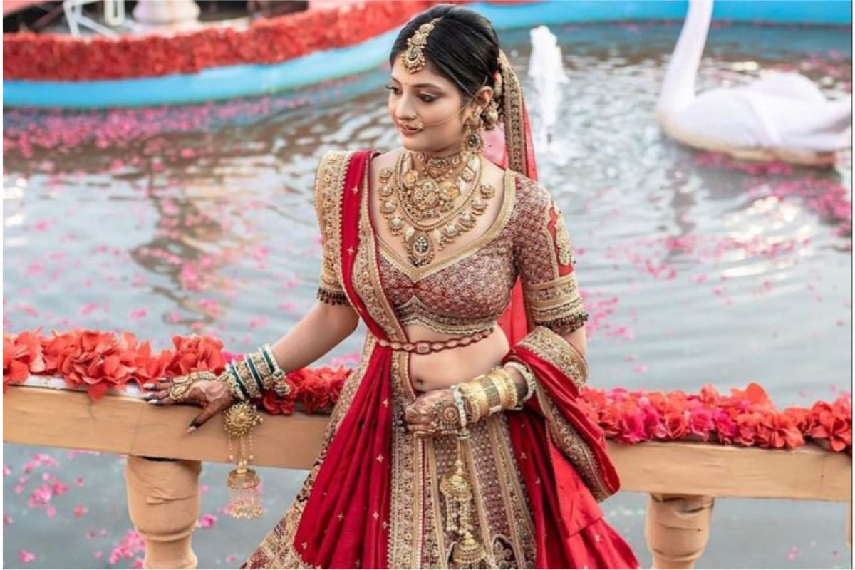 Latest Bridal Dupatta Draping Styles 2026: लेटेस्ट ब्राइडल दुपट्टा ड्रेपिंग स्टाइल्स,जो हर लुक को देंगे राॅयल टच 8 The Belted Drape