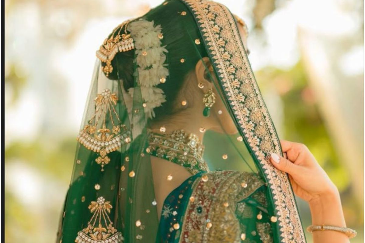 Latest Bridal Dupatta Draping Styles 2026: लेटेस्ट ब्राइडल दुपट्टा ड्रेपिंग स्टाइल्स,जो हर लुक को देंगे राॅयल टच 9 The Floating Drape