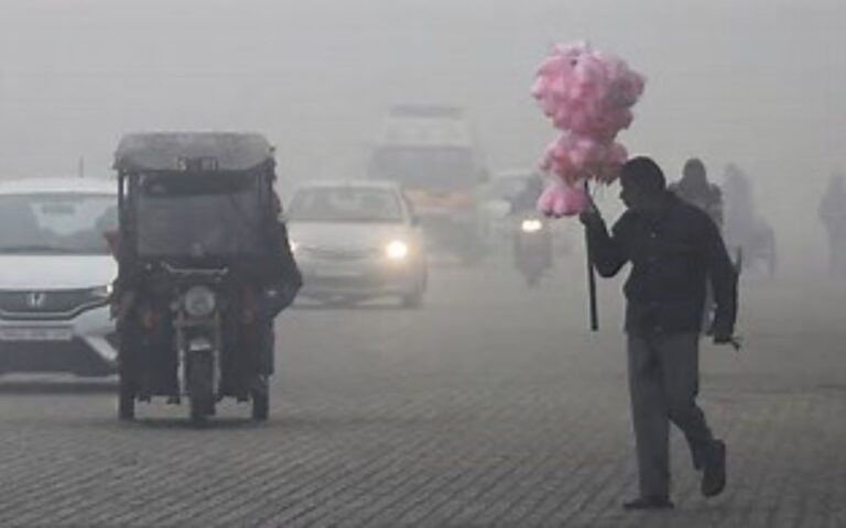 UP Cold Wave Alert: यूपी में सर्दी से बेहाल लोग, मौसम विभाग ने इन जिलों में जारी किया अलर्ट