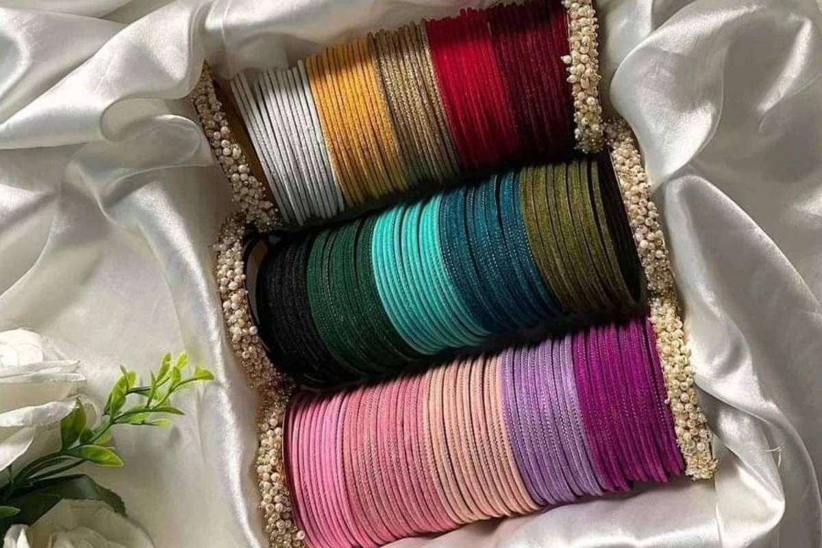New Pastel Shades Bangles Design: पेस्टल बैंगल्स के नए डिजाइन से बढ़ाएं हाथों की खूबसूरती 2 Velvet Bangles Design In Pastel Colours