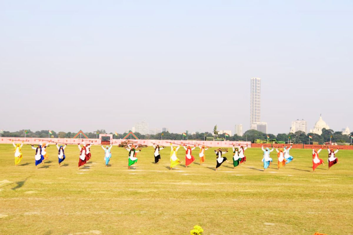 सैन्य प्रशिक्षण क्षेत्र में थल सेना के पूर्वी कमान का भव्य मिलिट्री टैटू, दिखी शक्ति, परंपरा और सांस्कृतिक विविधता 1 Vijay Diwas 2025 Eastern Command Kolkata West Bengal News Today