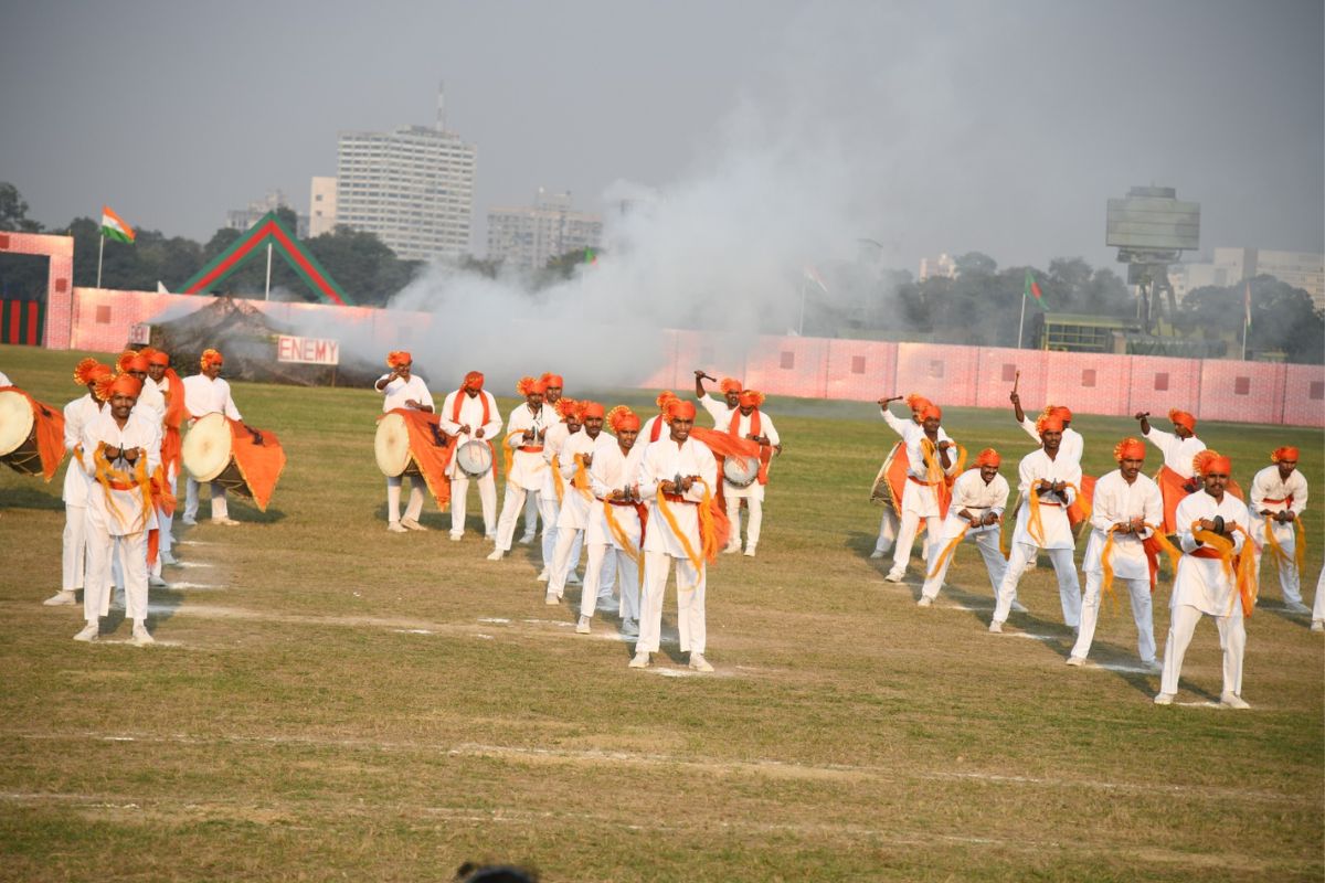 सैन्य प्रशिक्षण क्षेत्र में थल सेना के पूर्वी कमान का भव्य मिलिट्री टैटू, दिखी शक्ति, परंपरा और सांस्कृतिक विविधता 3 Vijay Diwas 2025 Eastern Command Kolkata West Bengal News