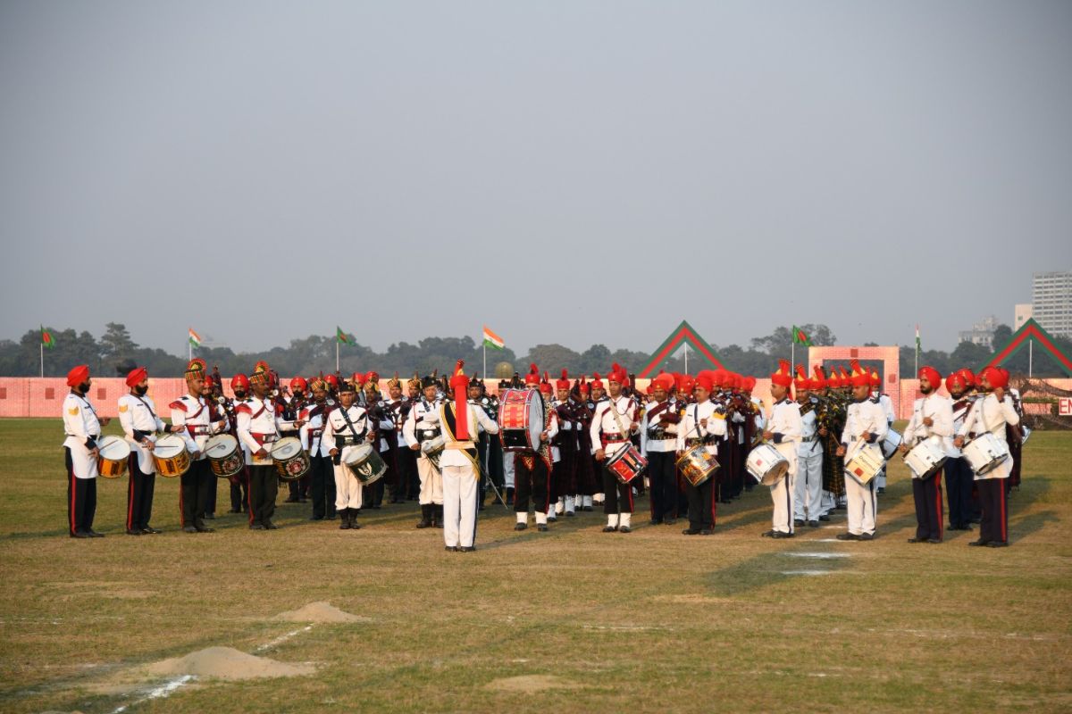 सैन्य प्रशिक्षण क्षेत्र में थल सेना के पूर्वी कमान का भव्य मिलिट्री टैटू, दिखी शक्ति, परंपरा और सांस्कृतिक विविधता 4 Vijay Diwas 2025 Kolkata West Bengal News