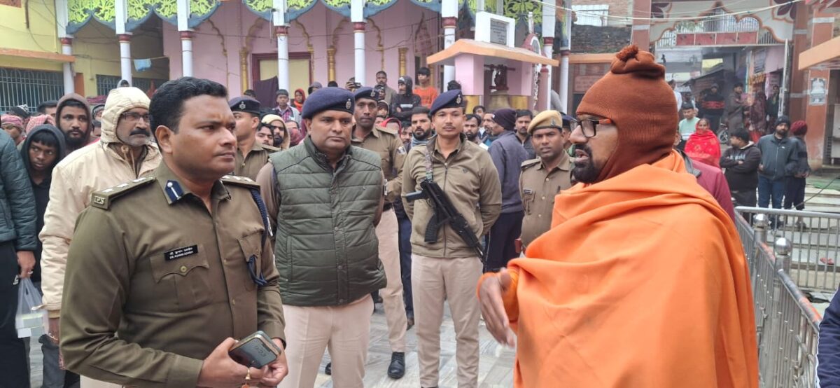 Chhapra News: छपरा के ऐतिहासिक धर्मनाथ मंदिर में बड़ी चोरी, करोड़ों की संपत्ति पर हाथ साफ, जांच में जुटी पुलिस 2 Whatsapp Image 2025 12 18 At 10.26.33 Am 1