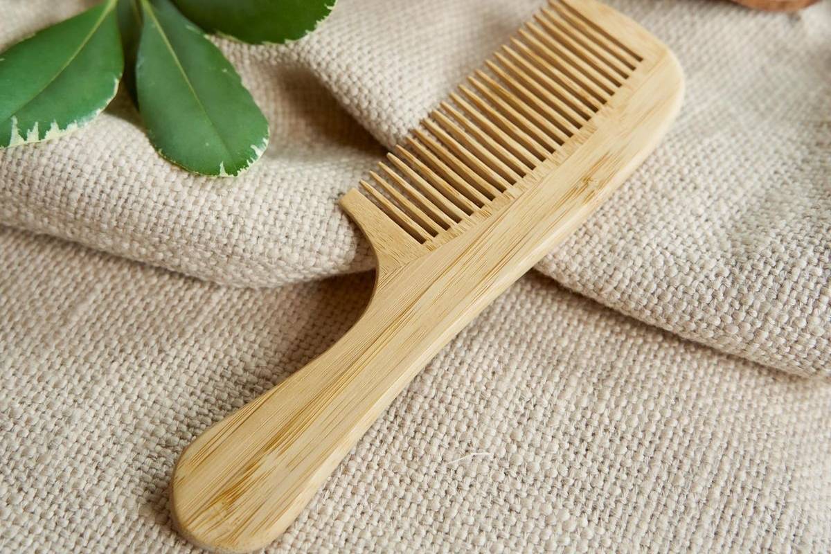 Wooden Comb Vs Plastic Comb: बालों के लिए कौन सी कंघी है ज़्यादा फायदेमंद? कहीं प्लास्टिक वाली कंघी तो नहीं पहुंचा रही नुकसान 1 Wooden Comb Benefits