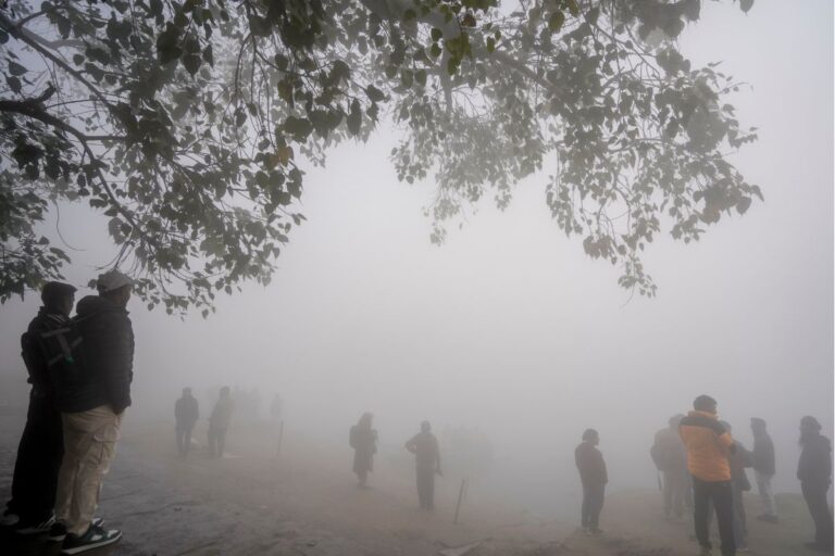 Delhi Air Pollution: दिल्ली में सांस लेना मुश्किल, AQI 497 तक पहुंचा; आंखों में जलन और दम घुटने की शिकायत