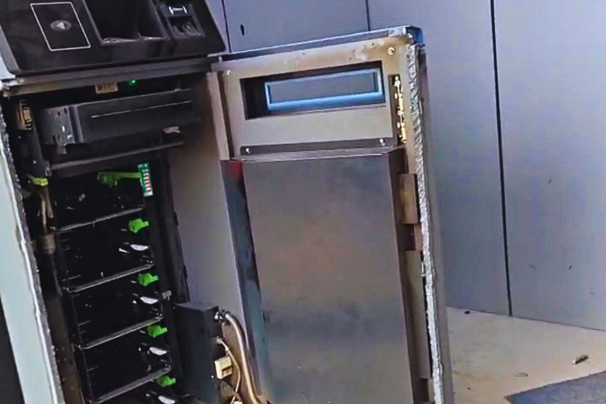 Video: पहले ATM को गैस कटर से काटा, फिर… मिनटों में SBI के दो एटीएम से लाखों रुपये उड़ा ले गए चोर