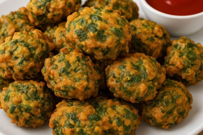 Bathua Pakora Recipe: सर्दियों में जब मन करे कुछ गरमा-गरम स्नैक्स खाने का, तो बनाएं मजेदार और क्रिस्पी बथुआ के पकौड़े