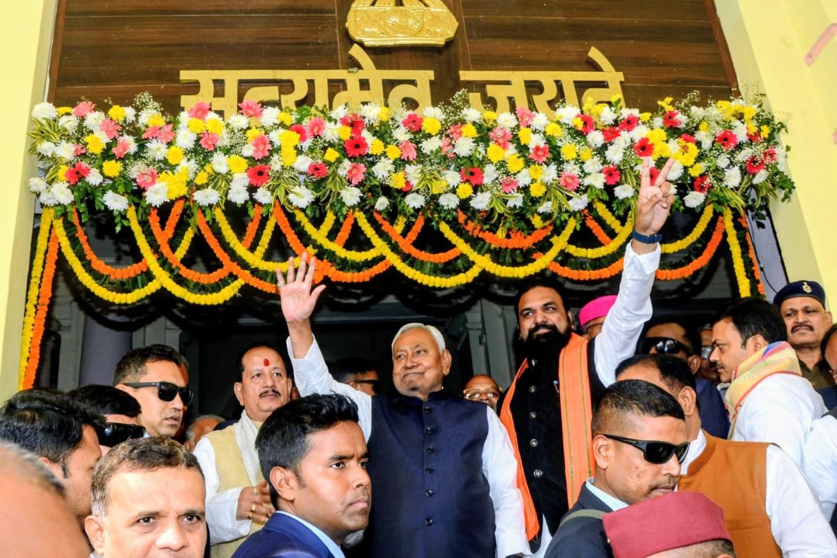 bihar vidhansabha session| Vijay Sinha touched the feet of CM Nitish