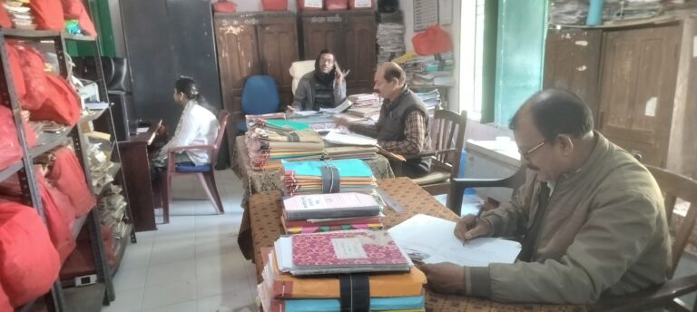 डीएम के आगमन को लेकर कार्यों को तेजी से निबटाने की होड़