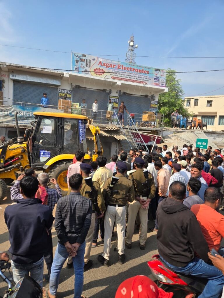 कोईलवर में अतिक्रमणकारियों पर चला प्रशासन का डंडा