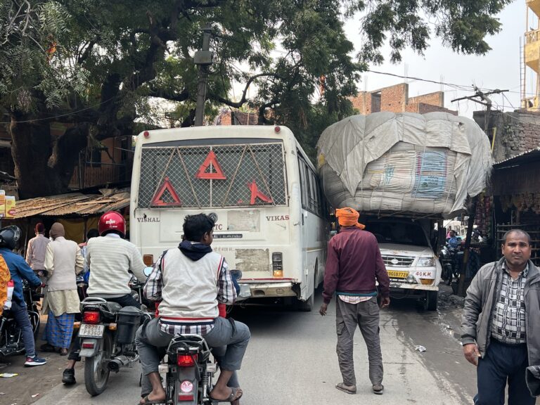 बथुआ बाजार में महाजाम से लोग रहे परेशान, घंटों फंसे रहे वाहन