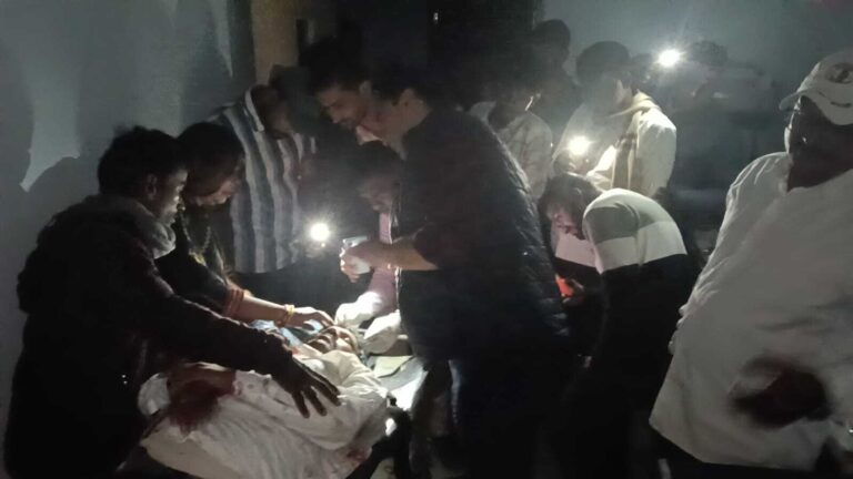 मॉडल सदर अस्पताल में दो घंटे से अधिक समय तक बिजली रही गुल, मोबाइल की रोशनी में चला इलाज