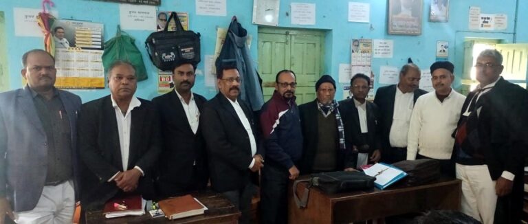 जिला विधिक संघ के विपत्र कार्यालय में अधिवक्ता ने जड़ा ताला