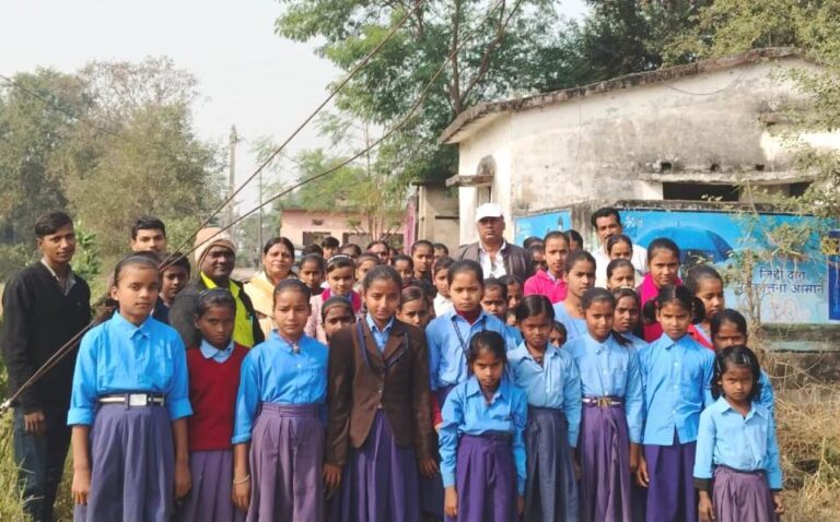 अरंडा विद्यालय के  मुख्य रास्ते पर झूल रहा बिजली  का तार
