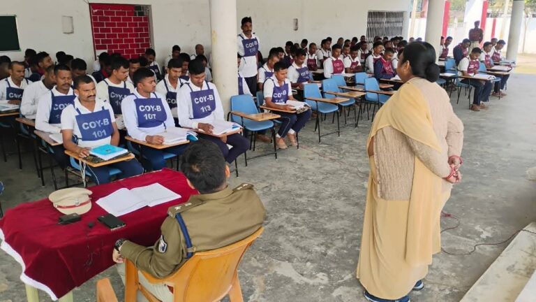 सिपाही प्रशिक्षण की व्यव्स्था का एसपी ने लिया  जायजा