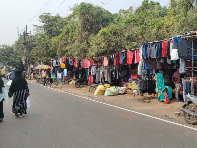 अतिक्रमण के कारण 40 फीट की सड़क सिकुड़कर रह गयी आधी