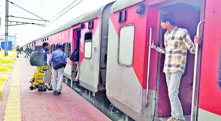 East Singhbhum News : घटों लेट चल रहीं ट्रेनों से छात्र मजदूर व व्यापारी हो रहे परेशान