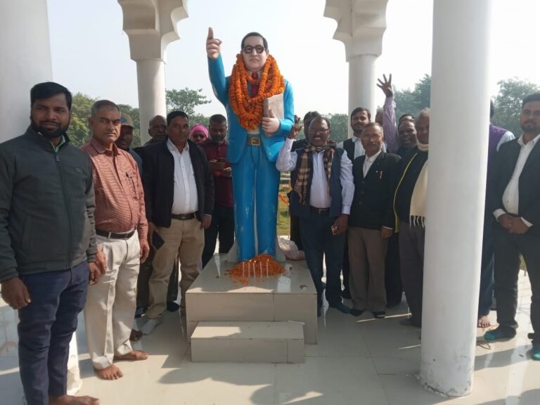 Motihari : पुण्यतिथि पर बाबा साहेब अंबेडकर की प्रतिमा पर किया गया माल्यार्पण