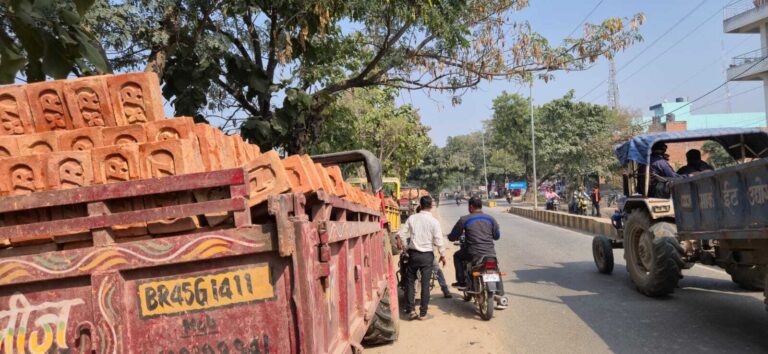 शहर में बेखौफ चल रहा मुख्य सड़क के किनारे ईंट, बालू व गिट्टी का कारोबार