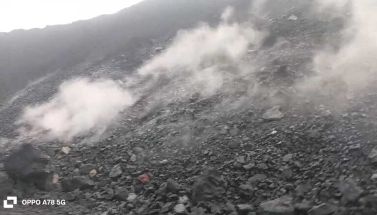 Bokaro News : आरओएम कोयला स्टॉक में सुलग रही आग