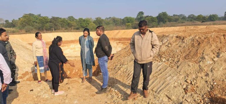 Seraikela Kharsawan News : लंबित कार्यों में तेजी लाने पर जोर, लापरवाही बर्दाश्त नहीं