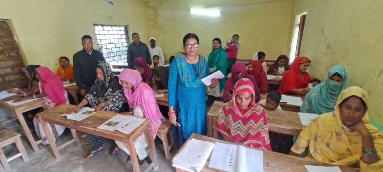 बुनियादी साक्षरता परीक्षा में शामिल हुईं नवसाक्षर