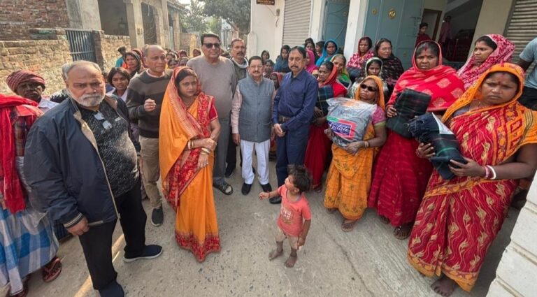 ट्रस्ट ने जरूरतमंदों के बीच बांटे कंबल