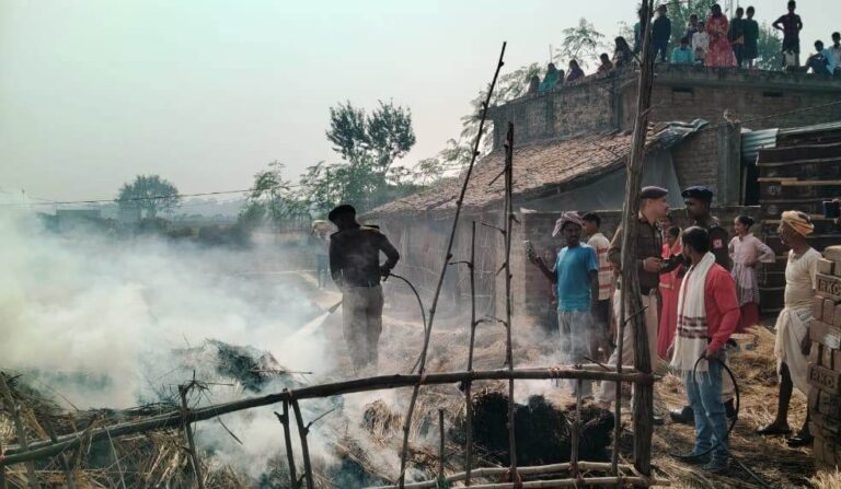 फूस की झोपड़ी में लगी आग, सामान सहित नगदी जलकर राख
