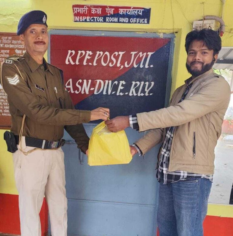 ट्रेन में छुटे मिठाई को आरपीएफ ने लौटाया मिठाई