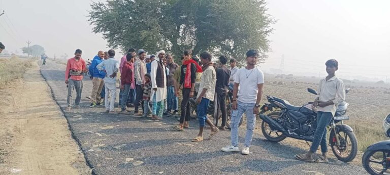 ग्रामीण सड़क निर्माण में बरती जा रही घोर अनियमितता, ग्रामीणों में आक्रोश