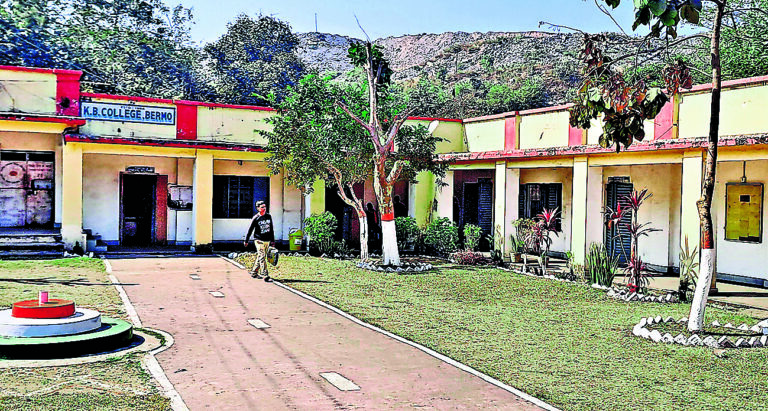 Bokaro News : केबी कॉलेज में एक दशक से अधूरा है फिजिक्स विभाग का भवन