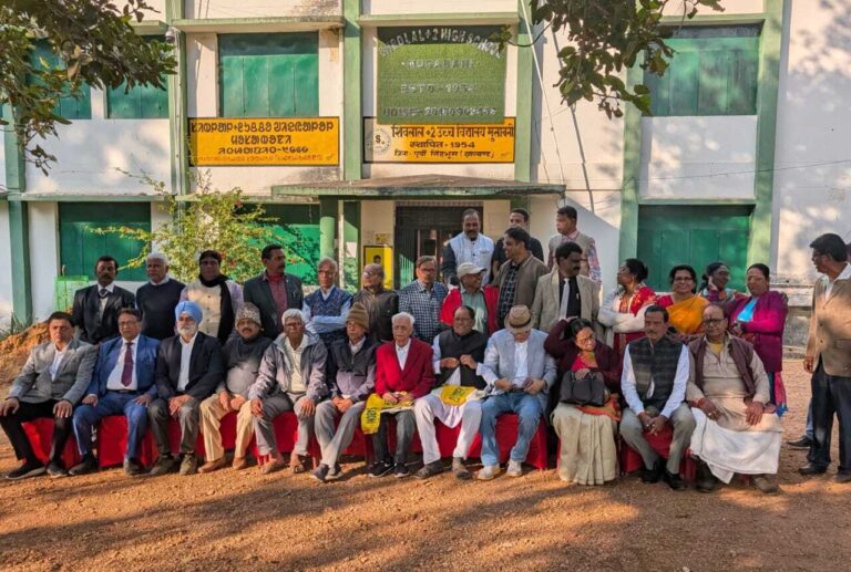 East Singhbhum News : दोस्तों से मिलकर पुरानी यादों को ताजा किया