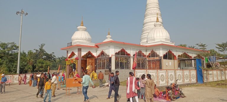 East Singhbhum News : गालूडीह : सैलानियों से गुलजार रहे डैम और माता वैष्णो देवी धाम