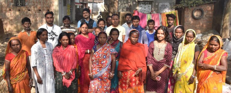 Bokaro News : जरूरतमंदों को नहीं मिला आवास, आंगनबाड़ी केंद्र जर्जर, कच्चा रास्ते पर चलने की विवशता