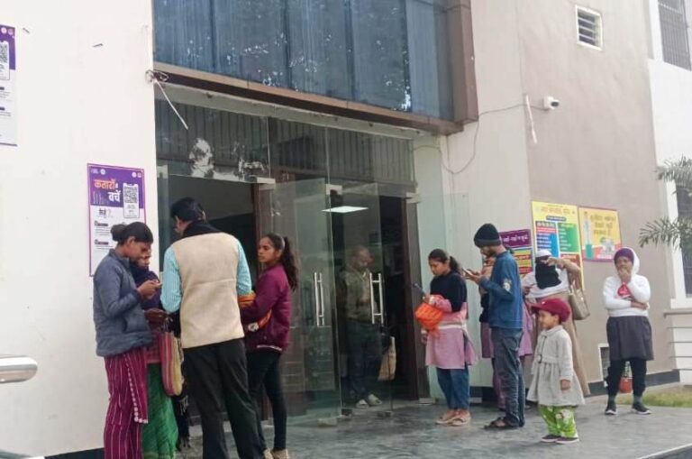 सदर अस्पताल . इलाज कराने की जगह ओटीपी और पर्ची ऑनलाइन कराने में ही मरीज परेशान